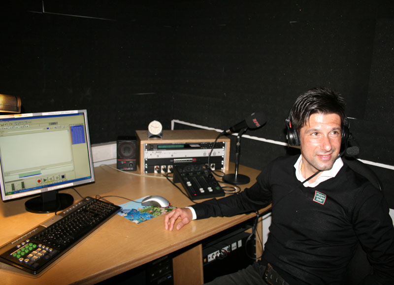  Ilia Gruev als Radiomann.