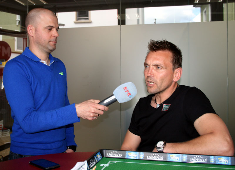  Holger Schröder (RPR1.) und Oliver Schäfer (1. FCK, rechts).