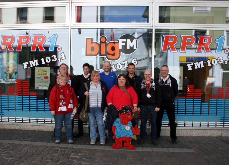  Etwas Werbung musste auch sein: Gruppenfoto am Reklame-Schaufenster von „RPR1.“ in Kaiserslautern .