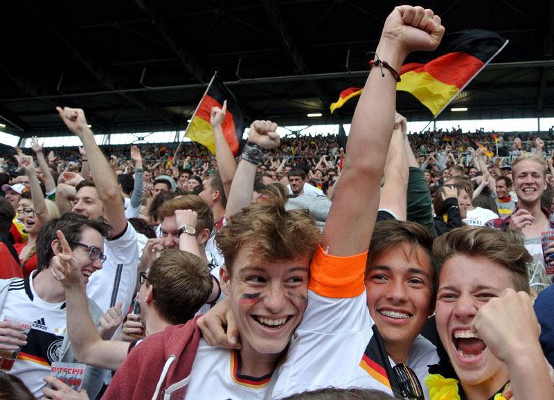 Das Spiel begeisterte die Fans auf der Westtribüne mit jedem Tor mehr.