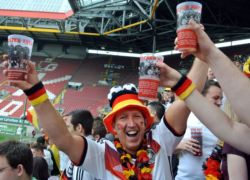 Torjubel: Ob auf der Westtribüne oder in der Beachbar – die Begeisterung der Fußballanhänger kannte keine Grenzen.