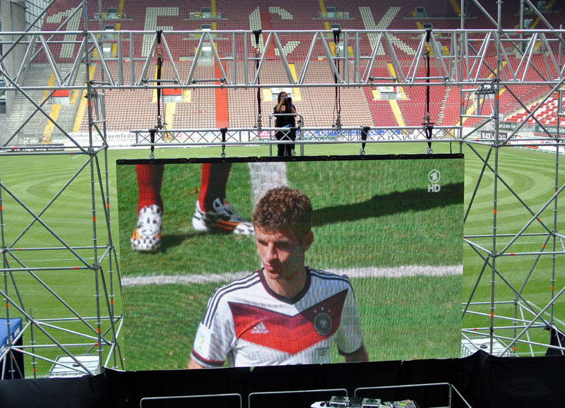  Die Großleinwand im „Fritz-Walter-Stadion“. Man beachte den speziellen Arbeitsplatz von FCK-Fotografin Nadia Saini.