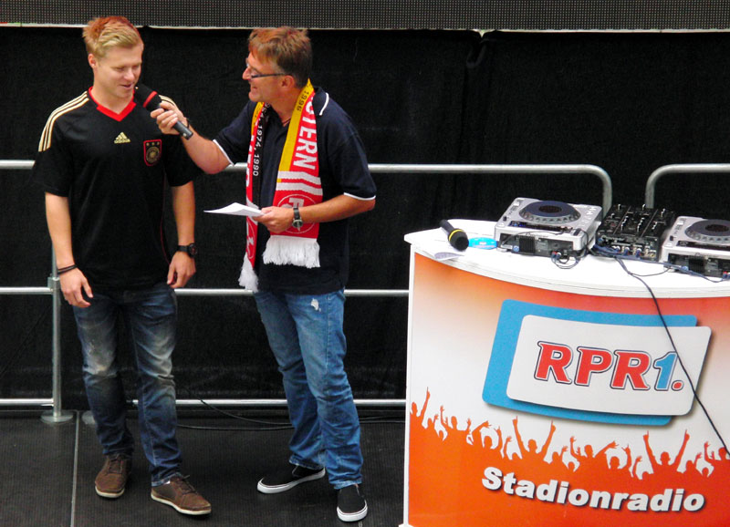  FCK-Profi Jean Zimmer aus Landstuhl beim Interview mit Radio „RPR1.”.