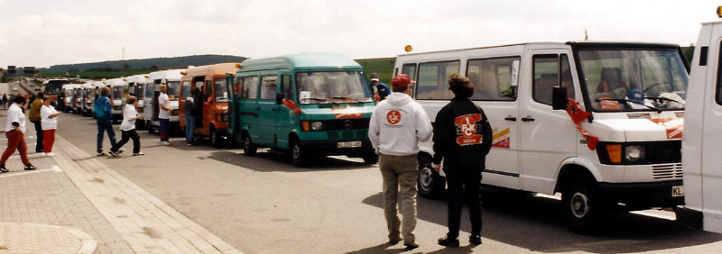 Beeindruckend – der „Rollstuhlbus-Konvoi“ nach Frankfurt (1997).