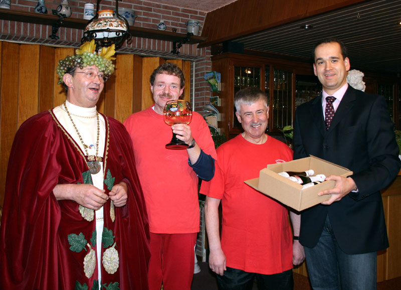  90 km Wanderung zu einem Auswärtsspiel – bei Fairplay ist alles möglich. Unterwegs wurden die Aktiven von Weingott Bacchus empfangen (Foto aus dem Jahr 2007)