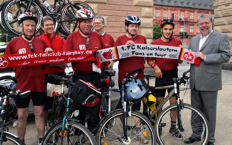 Ministerpräsident Kurt Beck gab den Startschuss für die 300 km lange Radtour nach Freiburg. (2009)