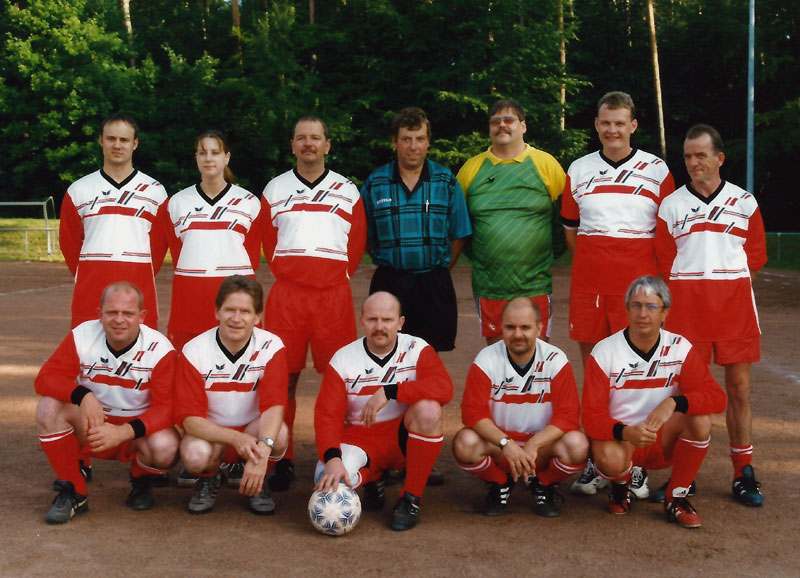 Engagierte Fairplay-Mitglieder. In früheren Jahren rannten sie sogar selbst dem Ball hinterher. Mit mehr Freude als Erfolg! (Foto aus dem Jahr 1999) 