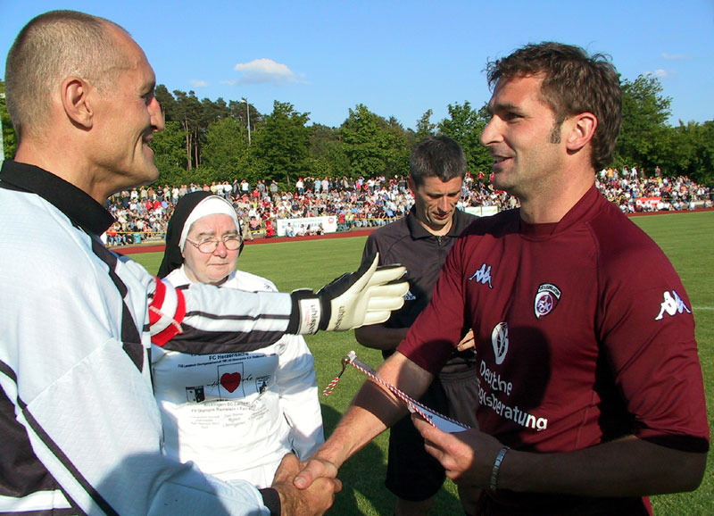 Fairplay half bei der Organisation der beiden Benefizspiele der „91er  FCK-Meistermannschaft“ in Ramstein und in Landstuhl mit. (Foto aus dem Jahr 2004)