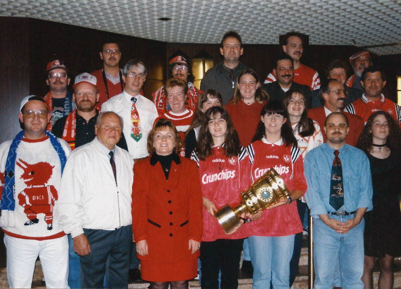  Nur der „1. FCK Fanclub Fairplay“ durfte 1996 einen Foto-Termin mit dem DFB-Pokal für seine Mitglieder organisieren.